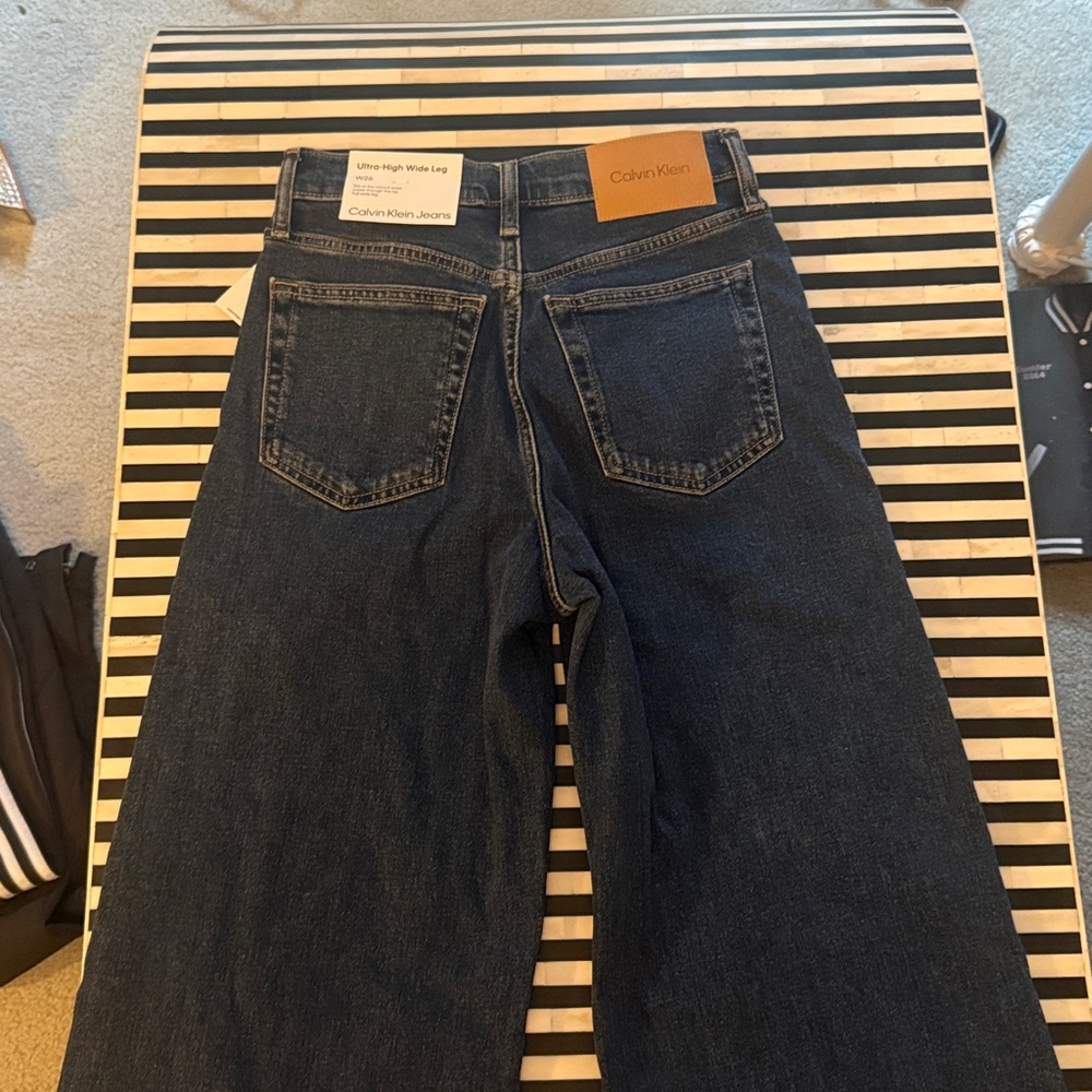 Calvin Klein Ultra-High Wide Leg jeans. Size 26. NWT - Picture 5 of 5